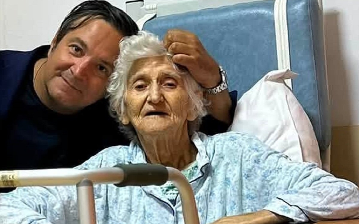 Daniel Buzdugan, imagini emoționante cu mama lui care încă este internată la spitalul din Iași. „Am mai prins încă o ocazie să mă cuibăresc lângă mama”