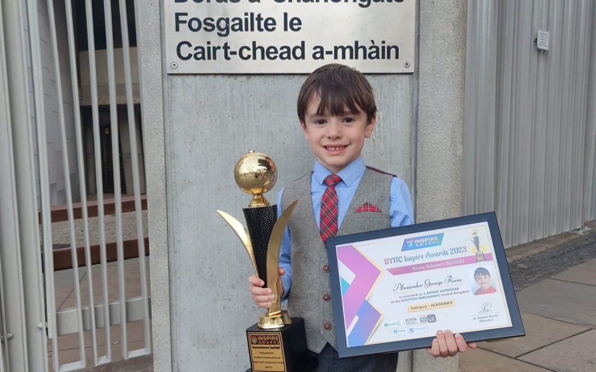 Alex, copilul român care face senzație în Anglia! La numai 9 ani a câștigat trei medalii la Olimpiada Internațională STEM din Roma
