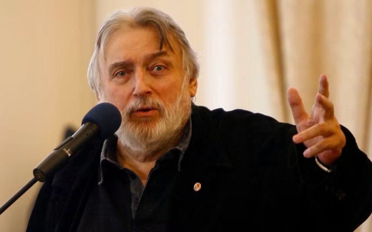 IICCMER solicită retragerea statuii lui Adrian Păunescu din Grădina Icoanei. „A contribuit la promovarea ideologiei oficiale și a cultului personalității lui Nicolae Ceaușescu”