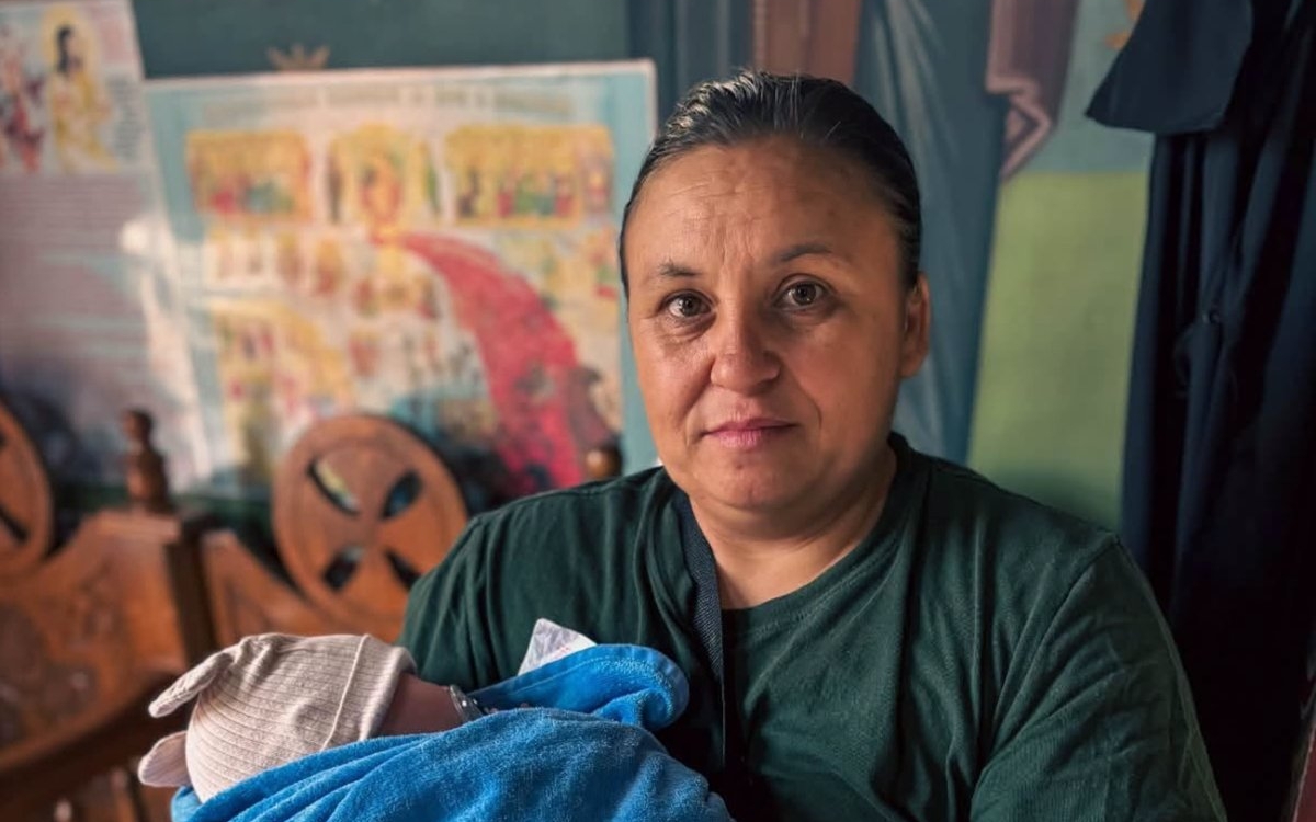 Ionela a născut la 40 de ani și a fost aspru judecată de cei din jur. Drama unei mame care cere ajutor pentru bebelușul ei
