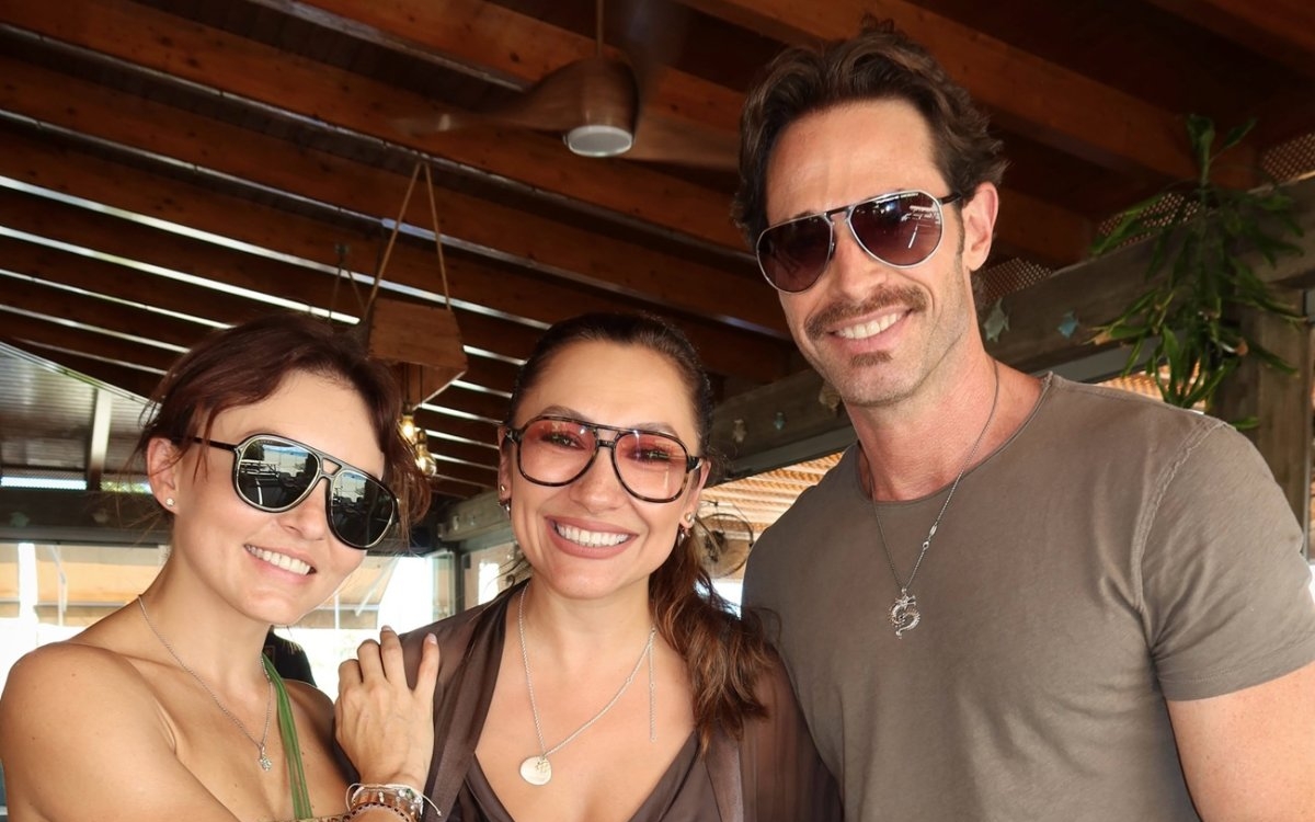 Andra, vacanță cu surprize în Spania. Întâlnirea cu Angelique Boyer și Sebastián Rulli i-a oferit o lecție profundă. „Oamenii cu adevărat mari nu simt niciodată nevoia să demonstreze”
