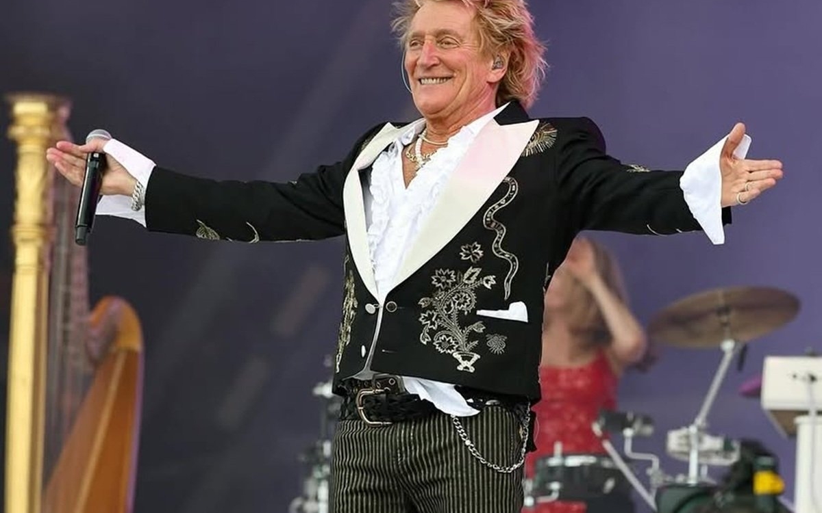Clipe grele pentru Rod Stewart. Marele artist a ajuns de urgență pe masa de operații, toate concertele au fost anulate