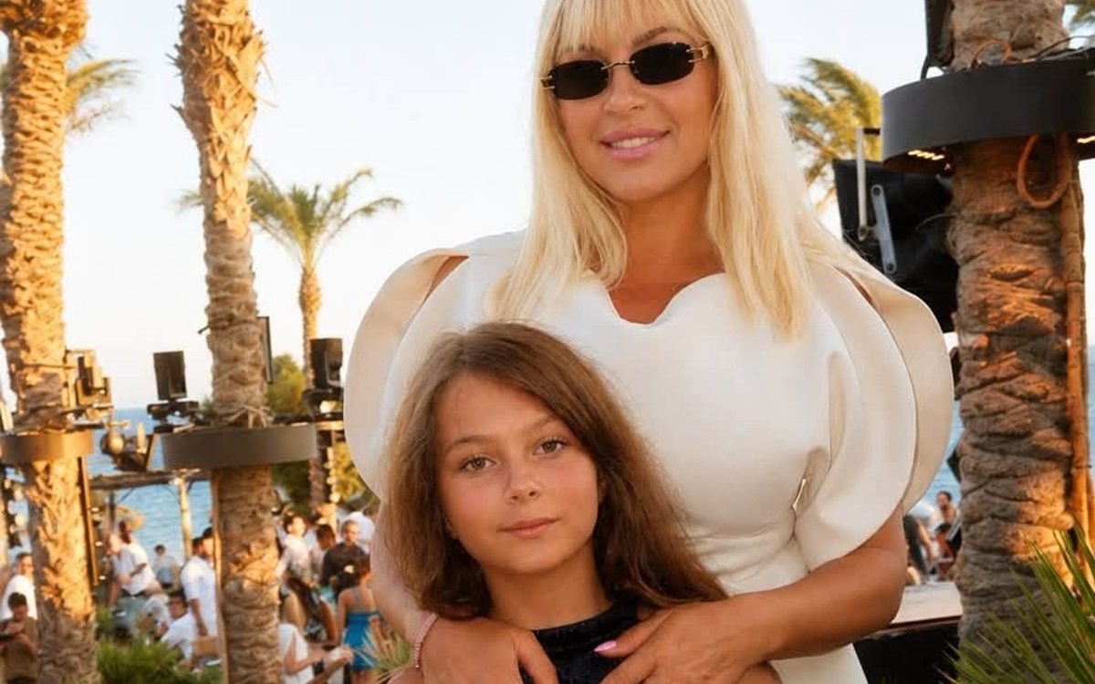 Elena Udrea, poză rară cu mama ei și micuța Eva din vacanța de familie. „Iubirea unei mame, cea mai mare iubire de pe pământ"