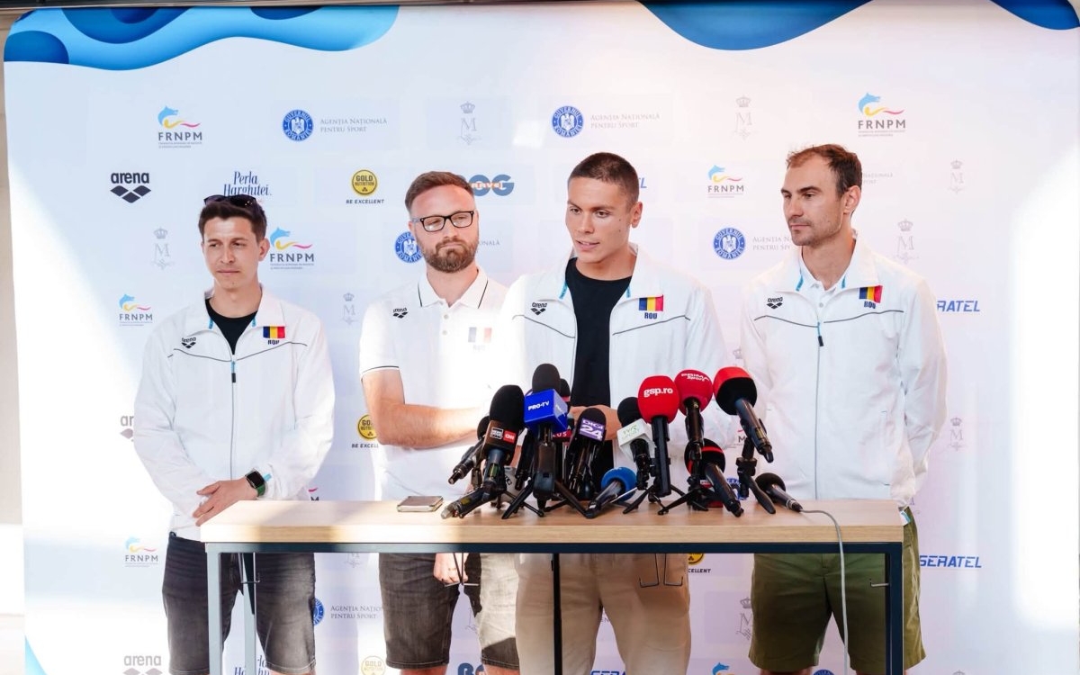 David Popovici s-a întors acasă cu două medalii de aur. Cum a fost primit la aeroport: „Am învățat să mă bucur de succes”
