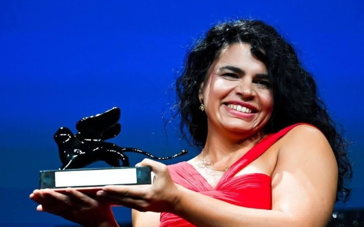 Alina Șerban este prima regizoare de etnie romă premiată la festivalul de la Veneția. A intrat pe covorul roșu în ritmuri de manele