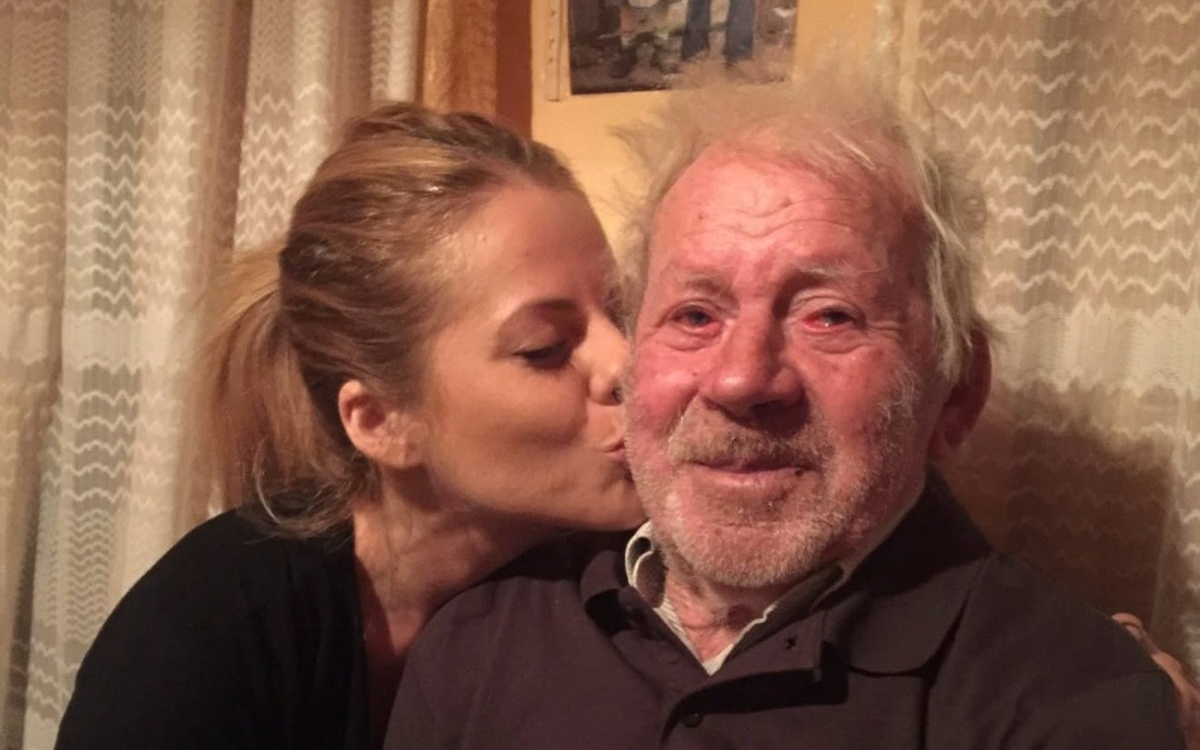 Roxana Hulpe, mesaj emoționant în memoria bunicului ei care a trăit 100 de ani: „Tare aș vrea să mă așez măcar o clipă pe pieptul tău”