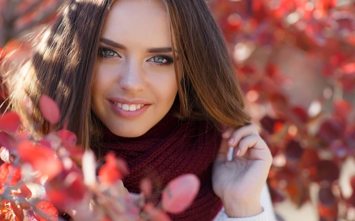 Ten roșu după vară? Produsele color-correcting revin în rutina de toamnă