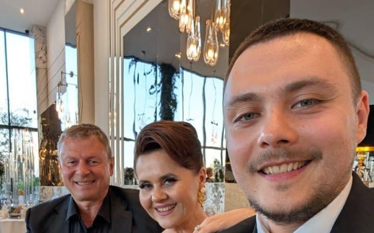Ce băiat mare și frumos are Niculina Stoican. Vlad este bucățică ruptă din mama lui: „Binecuvântat este cel care reușește să le dea copiilor săi aripi"