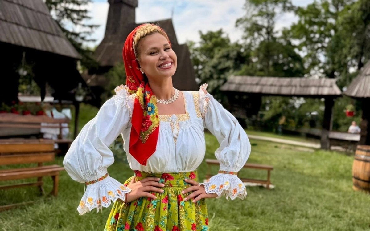 Oana Tomoiagă a fost nașă de cununie la nunta unor colegi de breaslă. Ținuta aleasă de artistă a impresionat pe toată lumea
