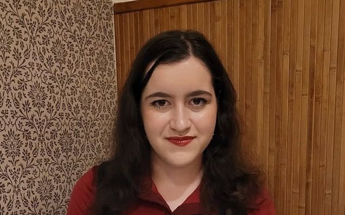 Povestea sfâșietoare a Carlei Georgescu, studenta găsită fără viață într-o cameră de cămin, chiar de ziua ei. Tatăl său vitreg a fost găsit vinovat