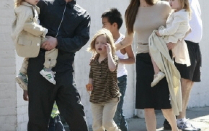 SURPRINZATOR: Brad Pitt si Angelina Jolie mananca la McDonald’s
