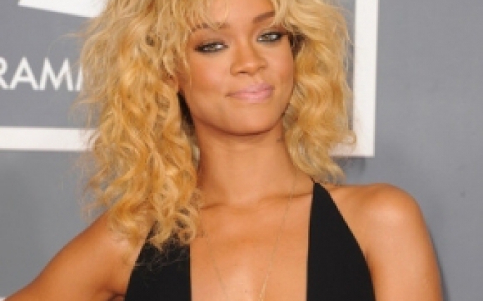 Rihanna isi rasfata fanii de pe Twitter cu o poza topless