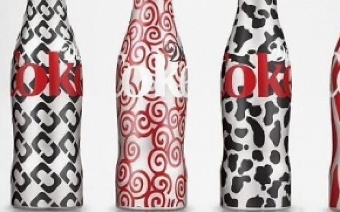 De colectie: sticlele Coca Cola poarta semnaturile unor designeri celebri