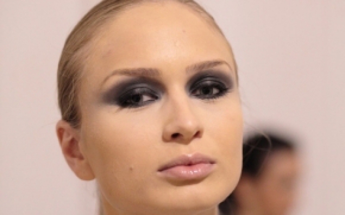 Invata sa realizezi un smoky eyes ca intr-o prezentare de moda