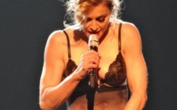 Madonna s-a dezbracat in fata fanilor!