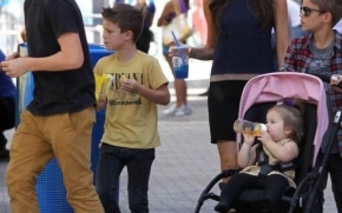 Victoria Beckham a renuntat la tocuri! Vezi cat este de mica!