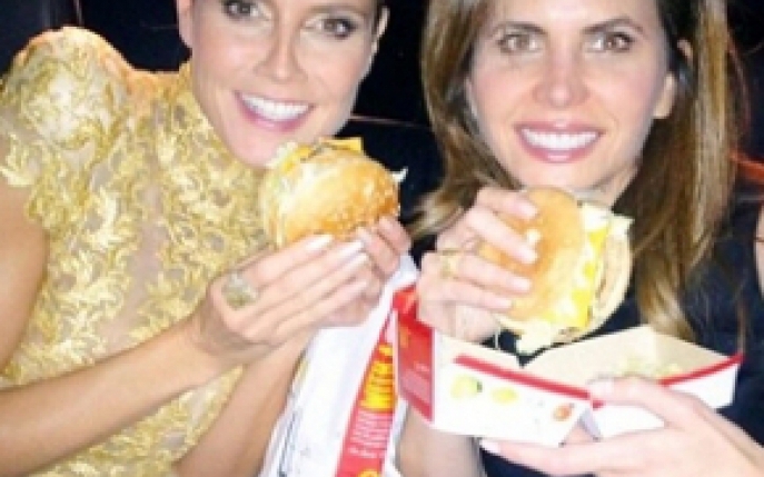 Heidi Klum mananca de la McDonald's in rochie de gala