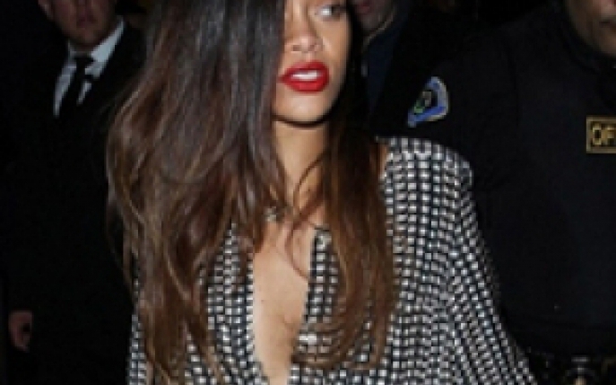 Rihanna si-a schimbat look-ul