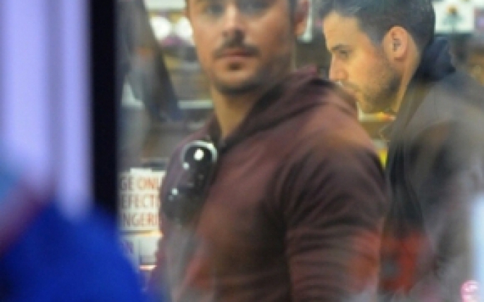 Zac Efron face cumparaturi din sex shop
