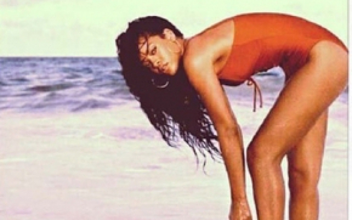 Rihanna isi promoveaza tara in ipostaze sexy