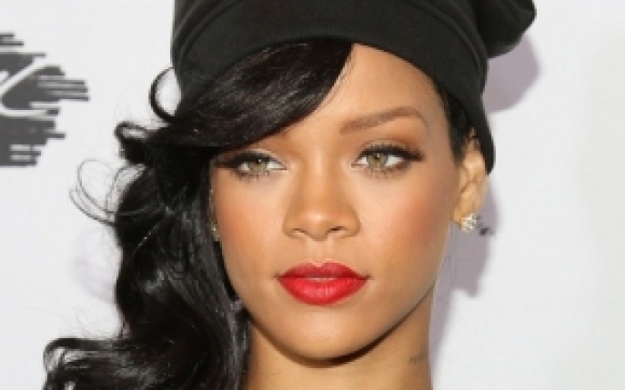 Rihanna lanseaza o colectie de farduri