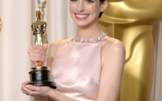 Prada si Valentino sunt in disputa din cauza lui Anne Hathaway
