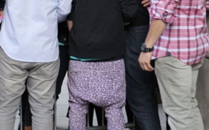 Justin Bieber a uitat sa isi ridice pantalonii!
