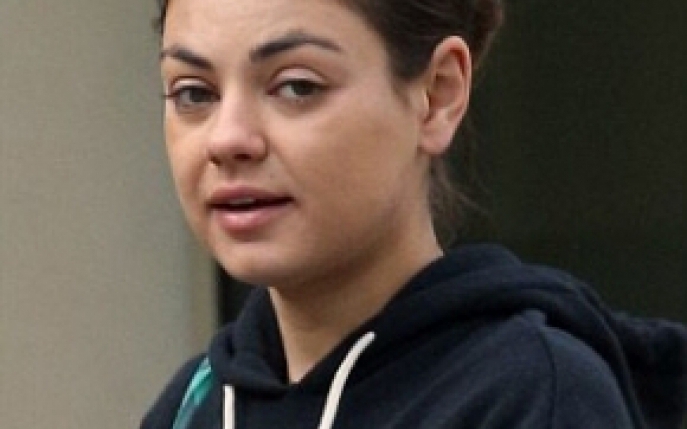 Mila Kunis fara machiaj