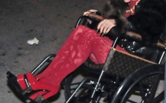 Gaga are un nou scaun cu rotile! 