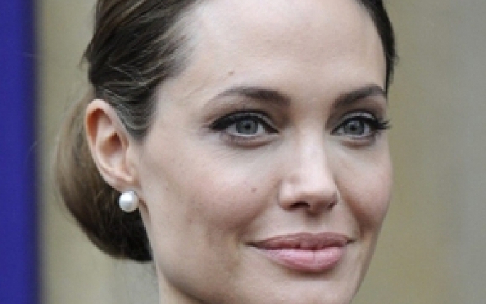 Angelina Jolie are parul alb!