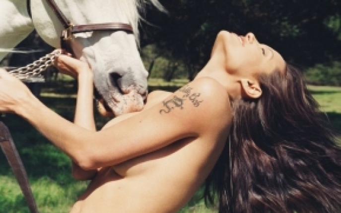 Angelina Jolie a pozat topless! Afla cat valoreaza fotografia! 