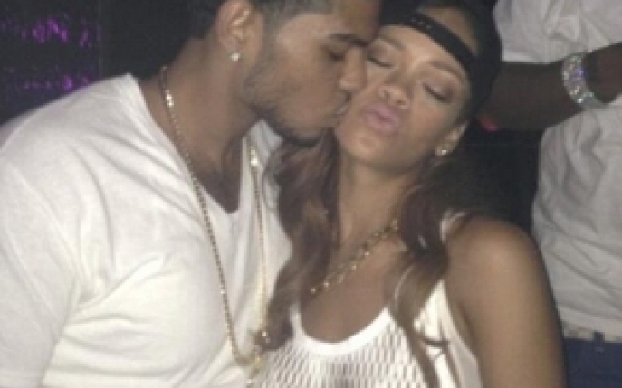 Rihanna il face gelos pe Chirs Brown