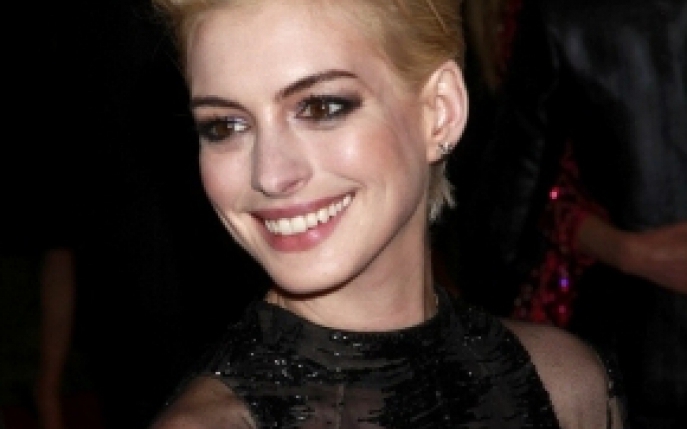 Schimbare radicala: Hathaway este blonda! 