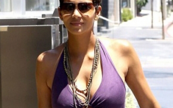 Halle Berry este o mamica sexy!