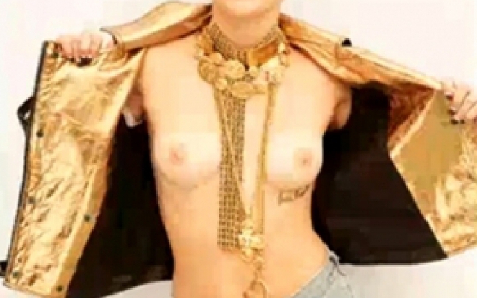 Miley Cyrus a pozat topless pentru prima data! 
