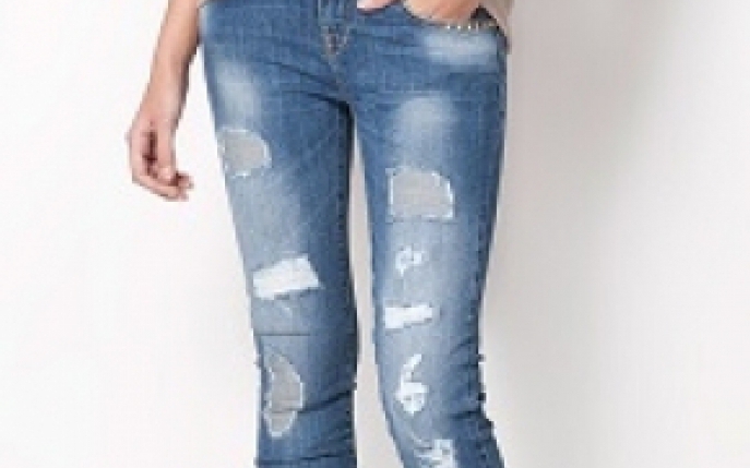 Poarta blugi rupti pentru un look modern si rebel!