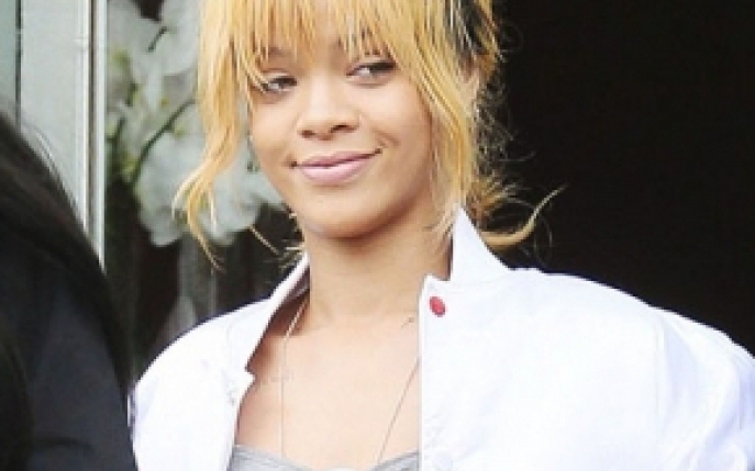 Rihanna fara machiaj