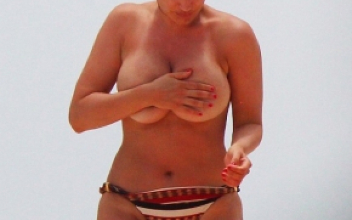 Kelly Brook, topless pe plaja