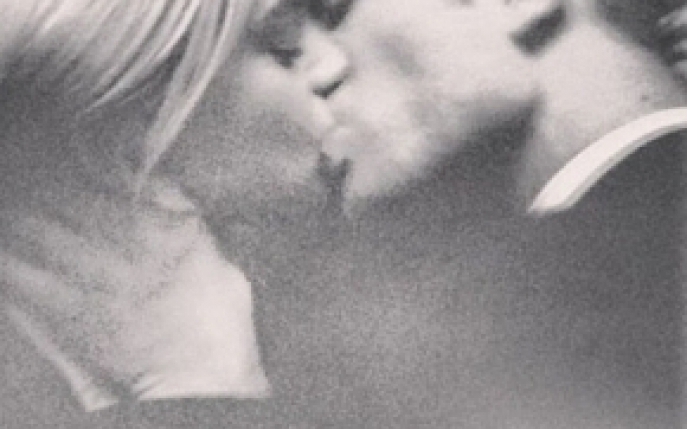 Rob Pattinson se saruta cu o alta femeie! 
