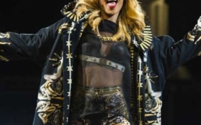 Rihanna si-a lovit un fan cu microfonul in cap