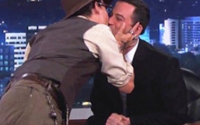 Depp s-a sarutat cu un barbat!