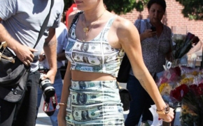 Miley s-a imbracat in dolari