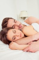 Se țin în brațe înainte de culcare