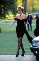 Poartă o rochie de catifea și un choker!