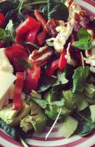 Salată cu halloumi