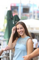 Flirtează cu alte femei, de față cu tine