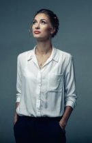 Porți sutien alb cu bluză în aceeași culoare