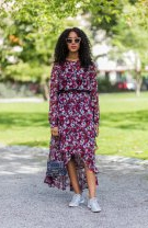 Rochie cu print floral și pantofi sport