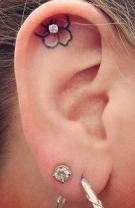 Floare în lobul urechii și piercing