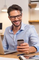 E mereu cu telefonul în mână și un zâmbet uriaș întipărit pe față